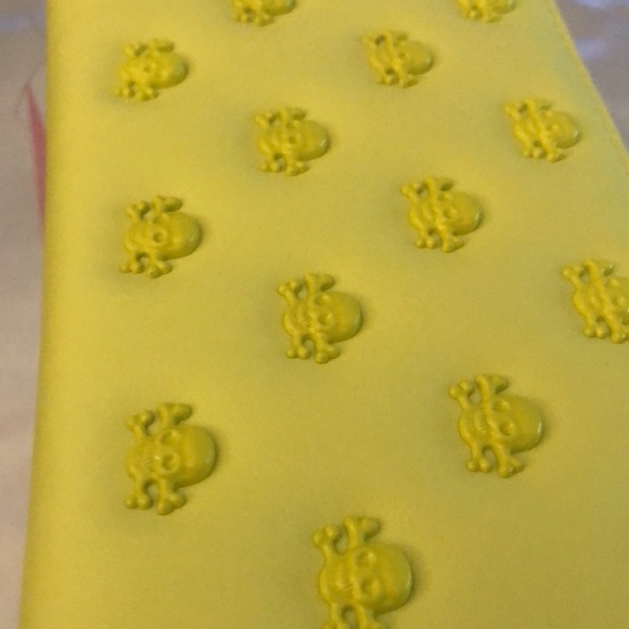 Betsey Johnson Skull & Crossbone Studded Faux Leather ZA Wallet Color Citron NWT - Picture 16 of 16